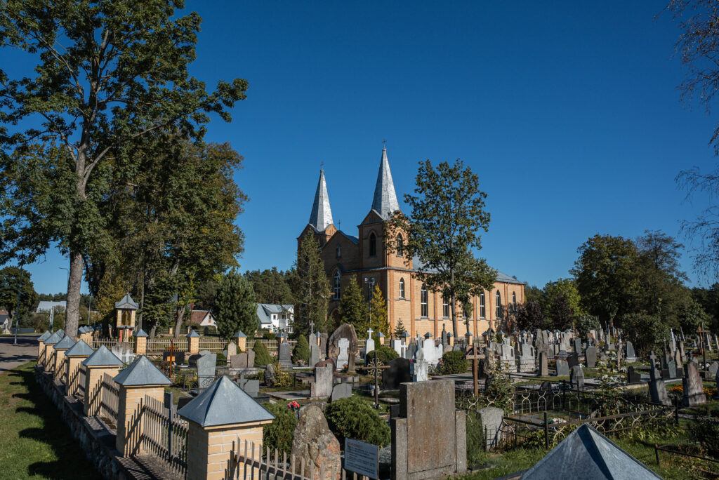 Ratnyčios kapinės, bažnyčia kapai