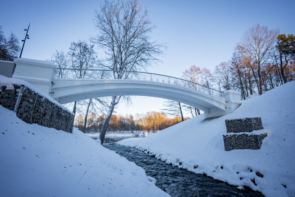 Lenktas tiltelis žiemą