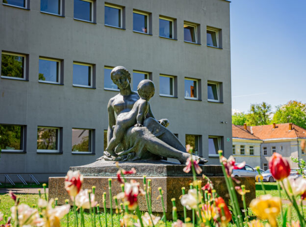 Skulptūra ,, Motinystė ''